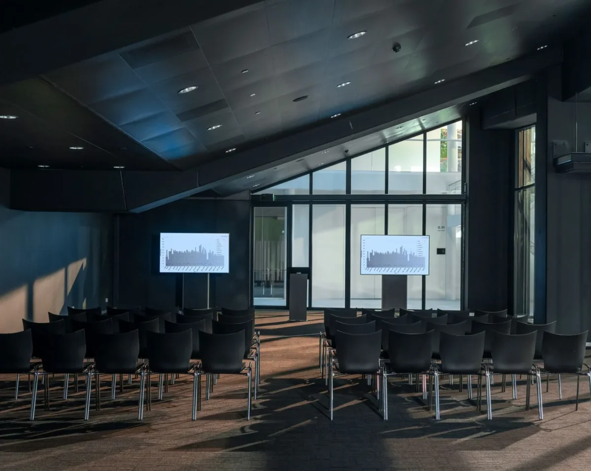 Compacte vergaderruimte met presentatieschermen